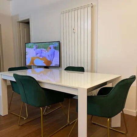 Center House Free Parking, Minimetro Entrance